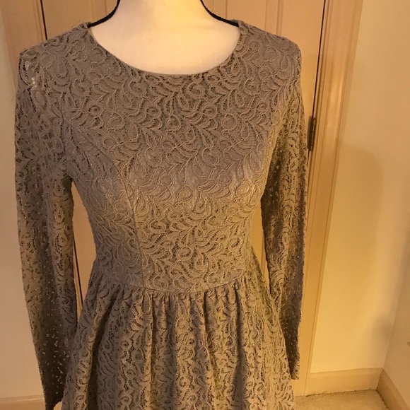 Doe & Rae Dresses & Skirts - Doe & Rae gray lace dress. Size medium